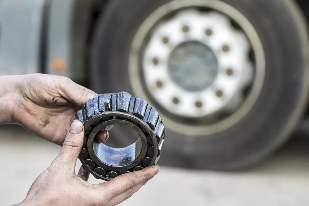 Mechanic,Holding,A,Bearing,Of,The,Hub,Of,The,Truck